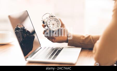 Nicht erkennbare afro Kerl Kontrolle Zeit auf seinen Wecker Stockfoto