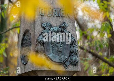 Detailansicht der Denkmal von Major O'Brien in Jedlesee (Wien) im Herbst bunte Blätter Stockfoto