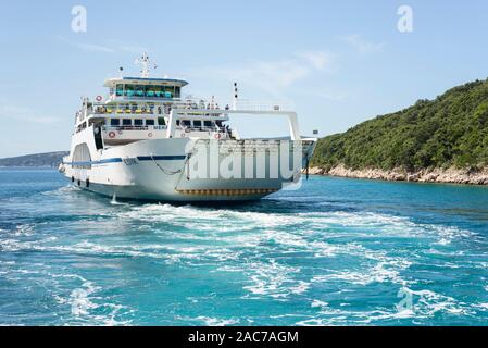 Autofähre nach Cres Abfahrt Hafen Valbiska auf der Insel Krk an einem sonnigen Nachmittag, Kvarner Bucht, Kroatien Stockfoto