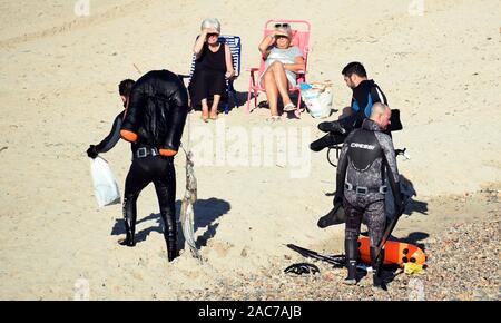 Mil Palmeras, Murcia, Spanien, 1. Dezember 2019: Speerfischen illegal mit einer Harpune auf Mil Palmeras Strand in Murcia, Spanien. Frischen Fang von Kraken Stockfoto