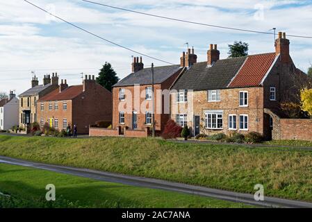 Zwei Frauen im Dorf Bischof Wilton, East Yorkshire, England UK Chat Stockfoto