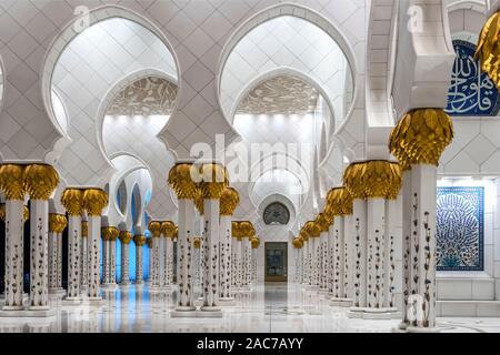 Weiß und Gold Galerien von der Großen Moschee von Sheikh Zayd, Abu Dhabi Stockfoto