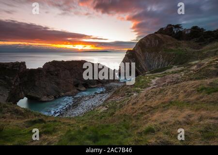 Lulworth, Dorset, Großbritannien. 1. Dez, 2019. UK Wetter. Wolken im Himmel bei Sonnenuntergang an der Treppe Bohrung am Lulworth in Dorset am Ende eines kalten sonnigen Tag am ersten Tag des Winters. Foto: Graham Jagd-/Alamy leben Nachrichten Stockfoto