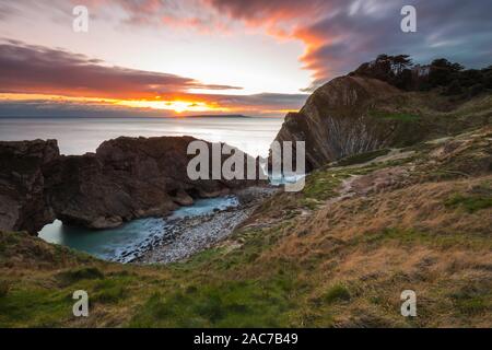 Lulworth, Dorset, Großbritannien. 1. Dez, 2019. UK Wetter. Wolken im Himmel bei Sonnenuntergang an der Treppe Bohrung am Lulworth in Dorset am Ende eines kalten sonnigen Tag am ersten Tag des Winters. Foto: Graham Jagd-/Alamy leben Nachrichten Stockfoto