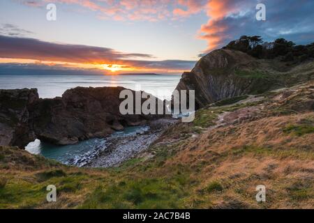 Lulworth, Dorset, Großbritannien. 1. Dez, 2019. UK Wetter. Wolken im Himmel bei Sonnenuntergang an der Treppe Bohrung am Lulworth in Dorset am Ende eines kalten sonnigen Tag am ersten Tag des Winters. Foto: Graham Jagd-/Alamy leben Nachrichten Stockfoto