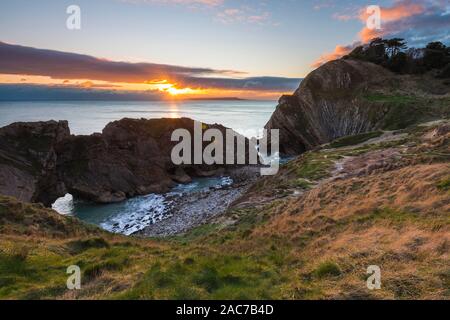 Lulworth, Dorset, Großbritannien. 1. Dez, 2019. UK Wetter. Wolken im Himmel bei Sonnenuntergang an der Treppe Bohrung am Lulworth in Dorset am Ende eines kalten sonnigen Tag am ersten Tag des Winters. Foto: Graham Jagd-/Alamy leben Nachrichten Stockfoto