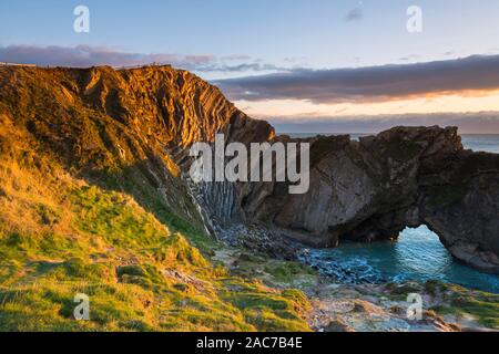 Lulworth, Dorset, Großbritannien. 1. Dez, 2019. UK Wetter. Wolken im Himmel bei Sonnenuntergang an der Treppe Bohrung am Lulworth in Dorset am Ende eines kalten sonnigen Tag am ersten Tag des Winters. Foto: Graham Jagd-/Alamy leben Nachrichten Stockfoto