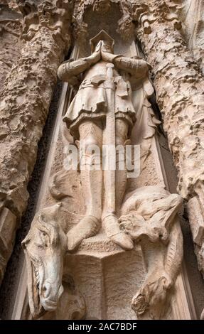 Scuilpture von St. George auf dem Tempel des Heiligen Herzen Jesu auf den Tibidabo, Barcelona, Katalonien, Spanien, Europa. Stockfoto