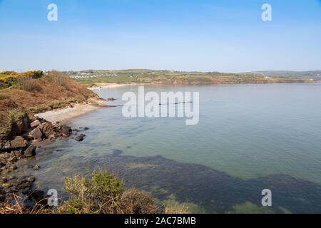 Klare Meer bei Ligwy Strand in Anglesey, Nordwales UK Stockfoto