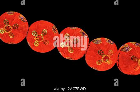 Rote und goldene Lampions auf schwarzem Hintergrund in der Nacht Stockfoto