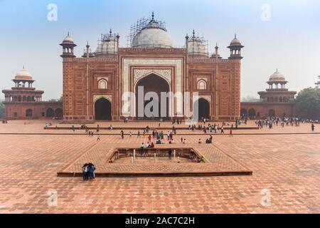 Fassade der Moschee am Taj Mahal in Agra, Indien Stockfoto