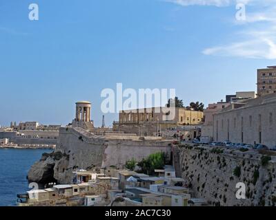 Siege Bell Memorial WWII und Grand Harbour in Valletta, Malta, Mittelmeer, Europa Stockfoto