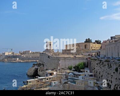 Siege Bell Memorial WWII und Grand Harbour in Valletta, Malta, Mittelmeer, Europa Stockfoto