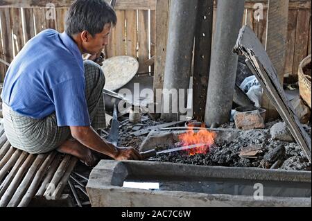 Schmied in einem Geschäft arbeiten. Inle Lake Myanmar Stockfoto