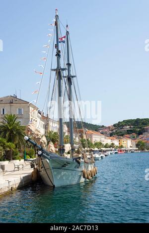 Die restaurierten traditionellen Frachtschiff Nerezinac Lošinjski Druckt günstig an einem Kai in den Hafen von Mali Lošinj, Insel Lošinj, Kvarner Bucht, Kroatien Stockfoto