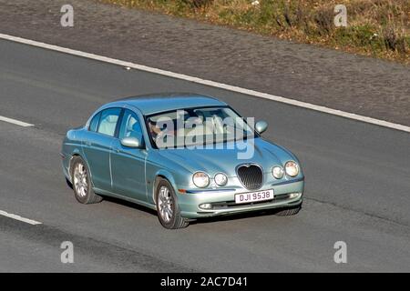 2004 Silber British Jaguar S-Type V6 SE Auto; Fahrzeugverkehr, Transport, moderne Fahrzeuge, Limousinen, autofahren in südlicher Richtung auf der Autobahn M61, Großbritannien Stockfoto