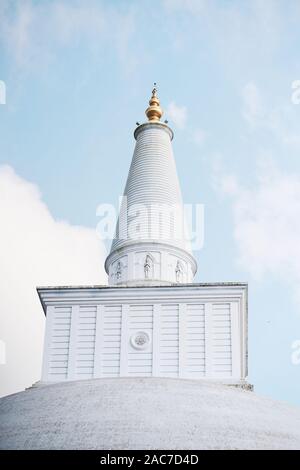 Eine Nahaufnahme von ruwanwelisaya Stupa in Anuradhapura, Sri Lanka Stockfoto