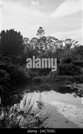 Great Dixter: Lake and Oast Houses. Garten von Christopher Lloyd und Edwin Lutyens. Altes Schwarzweiß-Filmfoto, ca. 1980 Stockfoto