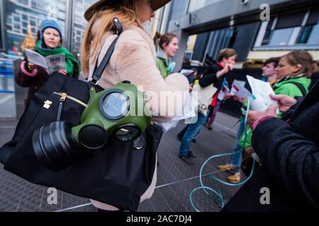 London, Großbritannien. 1. Dez 2019. Aussterben Rebellion Theatrics bringen Theater (zeigt, wie man in der Zukunft zu atmen saubere Luft atmen können Hubs bezahlen) und Krise Carollers zu Tottenham Court Road, bevor Sie marschieren die Oxford Street in Verschmutzung Masken. Beginn der Ausrottung Rebellion 12 Tagen der Krise das Klima und Ökologische Not ist ganz oben auf der Tagesordnung dieser Wahlen zu gewährleisten. Credit: Guy Bell/Alamy leben Nachrichten Stockfoto