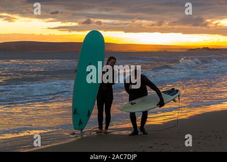 Bournemouth, Dorset UK. 1. Dezember 2019. UK Wetter: atemberaubende Sonnenuntergang am Strand von Bournemouth am Ende einer bitter kalt trockenen sonnigen Wintertag. Credit: Carolyn Jenkins/Alamy leben Nachrichten Stockfoto