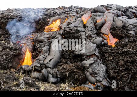 Ausbruch des Vulkans, kochende Lava fließt auf der Ebene von festen Lava, Vulkan Tolbachik, Kamtschatka, Russland Stockfoto