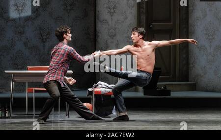 29 November 2019, Hamburg: Exklusiv - die Tänzer Felix Paquet (l) als Tom Wingfield und Christopher Evans als Jim O'Connor Tanz auf dem Foto "Die Glasmenagerie". Die Premiere des Balletts von J. Neumeier nach T. Williams seine Premiere feierte am 01.12.2019 an der Hamburger Staatsoper. Foto: Markus Scholz/dpa Stockfoto