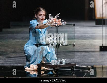 29 November 2019, Hamburg: EXKLUSIV - der Tänzer Alina cojocaru wie Laura Rose Wingfield spielt auf das Foto "Die Glasmenagerie". Die Premiere des Balletts von J. Neumeier nach T. Williams seine Premiere feierte am 01.12.2019 an der Hamburger Staatsoper. Foto: Markus Scholz/dpa Stockfoto