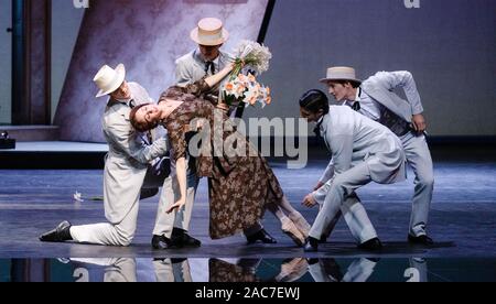 29 November 2019, Hamburg: EXKLUSIV - Die Tänzerin Patricia Frizia wie Amanda Tänze mit Ensemble Mitglieder auf dem Foto Probe von 'Die Glasmenagerie". Die Premiere des Balletts von J. Neumeier nach T. Williams seine Premiere feierte am 01.12.2019 an der Hamburger Staatsoper. Foto: Markus Scholz/dpa Stockfoto