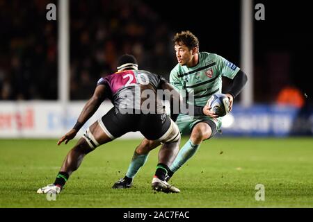 London, Vereinigtes Königreich. 01 Dez, 2019. Danny Cipriani von Gloucester ist halb Kunabuli Kunatani der Harlekine während Premiership Rugby Cup Match zwischen Harlekine und Gloucester in Twickenham Stoop am Sonntag, den 01. Dezember 2019 in Angriff genommen. London England. (Nur redaktionelle Nutzung, eine Lizenz für die gewerbliche Nutzung erforderlich. Keine Verwendung in Wetten, Spiele oder einer einzelnen Verein/Liga/player Publikationen.) Credit: Taka G Wu/Alamy leben Nachrichten Stockfoto