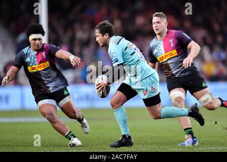 London, Vereinigtes Königreich. 01 Dez, 2019. Danny Cipriani von Gloucester (Mitte) in Aktion während der Premiership Rugby Cup Match zwischen Harlekine und Gloucester in Twickenham Stoop am Sonntag, den 01. Dezember 2019. London England. (Nur redaktionelle Nutzung, eine Lizenz für die gewerbliche Nutzung erforderlich. Keine Verwendung in Wetten, Spiele oder einer einzelnen Verein/Liga/player Publikationen.) Credit: Taka G Wu/Alamy leben Nachrichten Stockfoto