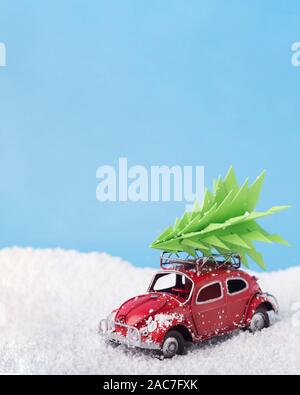 Kreatives Spielzeug Auto Volkswagen Käfer mit neuen Jahr Baum auf Hintergrund Stockfoto