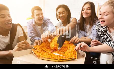 Mittag- lieferung. Freunde, Pizza Scheiben, Panorama Stockfoto