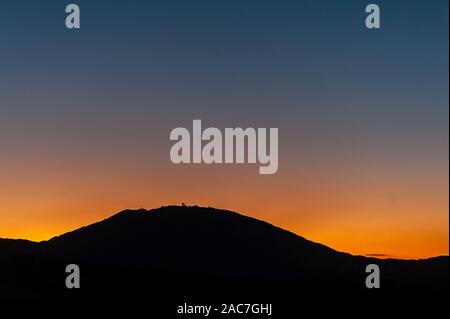 Ballydehob, West Cork, Irland. 1. Dez, 2019. Die Sonne über Mount Gabriel in der Nähe von Ballydehob eine atemberaubende orange Farbton nach einem Tag mit Sonnenschein. Credit: Andy Gibson/Alamy leben Nachrichten Stockfoto