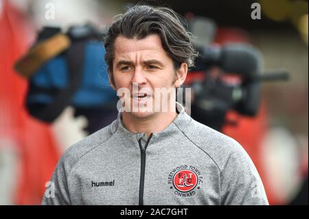 Fleetwood Manager Joey Barton prüft das Spielfeld vor dem Spiel des Emirates FA Cup 2. Runde zwischen Crawley Town und Fleetwood Town im People's Pension Stadium Crawley , Großbritannien - 01. Dezember 2019 - nur für redaktionelle Verwendung. Keine Verkaufsförderung. Für Football-Bilder gelten Einschränkungen für FA und Premier League. Keine Nutzung des Internets/Handys ohne FAPL-Lizenz - für Details wenden Sie sich an Football Dataco Stockfoto