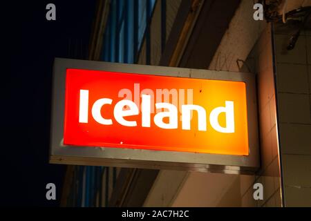 Rushden, Northamptonshire, Großbritannien - 15 November 2019 - Das Äußere eines Island Supermarkt. Corby Einkaufszentrum Nacht Blick auf die Straße. Stockfoto