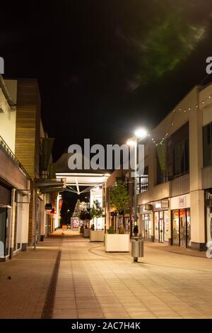 Rushden, Northamptonshire, Großbritannien - 15 November 2019 - Corby Einkaufszentrum Nacht Blick auf die Straße. Stadtzentrum in Northampton. Stockfoto