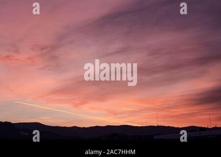 Schönen bunten Sonnenuntergang über Banska Bystrica, Slowakei. Winter Snowy Valley und dramatischen Himmel. Stockfoto