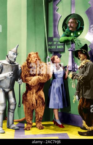Der Zauberer von Oz MGM Film 1939 mit von Links': John Haley Jnr (Tin Man), Bert Lahr (Feige Löwe) Judy Garland (Dorothy) Frank Morgan (Der Assistent) Ray Bolger (The Scarecrow) Stockfoto