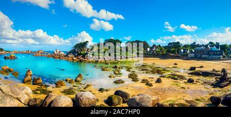 Saint Guirec Bay Beach in den Morgen. Rosa Granit Küste, Perros Guirec, Bretagne, Frankreich. Europa Stockfoto