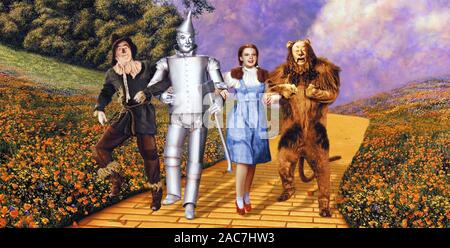 Der Zauberer von Oz MGM Film 1939 mit Von links: Ray Bolger (The Scarecrow), John Haley Jnr (Tin Man) Judy Garland (Dorothy) Bert Lahr (Der feige Löwe) Stockfoto