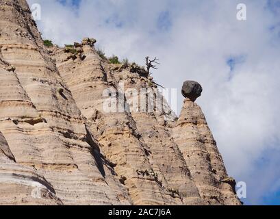 Ein großer Boulder Salden prekär auf einem Sandstein konischen Spalte in der Kasha-Katuwe Tent Rocks National Monument. Stockfoto