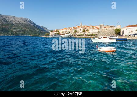 Boote im Hafen vor dem Stein Fassaden der Altstadt von Korčula in der Abendsonne, Insel Korcula, Dalmatien, Kroatien Stockfoto