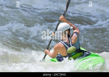 Surfen im Wildwasser, Kajak Pacuare Fluss, Turrialba, Costa Rica, Mittelamerika Stockfoto