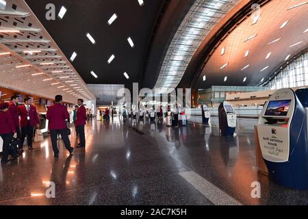 Doha, Katar - Nov 24. 2019. Smart Check-in Abflugbereich des Hamad International Airport. Self-Service-Kiosk Stockfoto