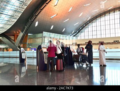 Doha, Katar - Nov 24. 2019. Smart Check-in Abflugbereich des Hamad International Airport. Self-Service-Kiosk Stockfoto