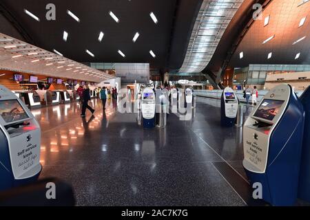 Doha, Katar - Nov 24. 2019. Smart Check-in Abflugbereich des Hamad International Airport. Self-Service-Kiosk Stockfoto