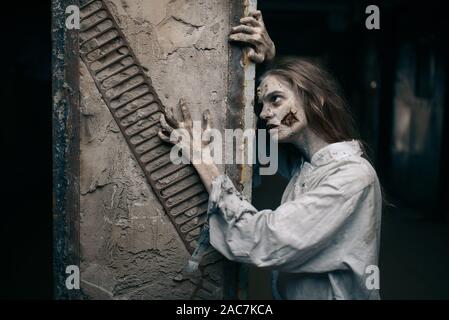 Weibliche Zombie in verlassenen Fabrik, Teufel Stockfoto