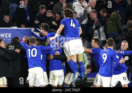 Von Leicester City Kelechi Iheanacho feiert zählen seine Seiten zweite Ziel mit Mannschaftskameraden in der Premier League Match für die King Power Stadion, Leicester. Stockfoto