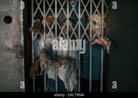 Zombie Händen kleben aus dem Fahrstuhl, Horror Stockfoto