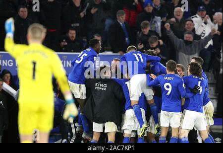 Von Leicester City Kelechi Iheanacho feiert zählen seine Seiten zweite Ziel mit Mannschaftskameraden in der Premier League Match für die King Power Stadion, Leicester. Stockfoto